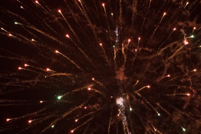 Ein Feuerwerk der Emotionen! ✨

Die Energie und Farben dieses Feuerwerks sind einfach atemberaubend. Ich liebe es, wie die Lichtspuren den dunklen Himmel erhellen und ein Gefühl von Magie erzeugen. 

Dieses Bild entstand mit meiner Canon EOS 7D Mark II und dem Tamron 70-200mm Objektiv. Um die flüchtige Schönheit der Funken einzufangen, war eine kurze Belichtungszeit entscheidend.

Was verbindet ihr mit Feuerwerken? Teilt eure Gedanken gerne in den Kommentaren!

#Feuerwerk #Nachtfotografie #Fotografie #Lichtkunst #GrabYourCam #Nachtaufnahme #Farben #Dynamik #CanonPhotography #TamronLenses #7DMarkII #70200mm