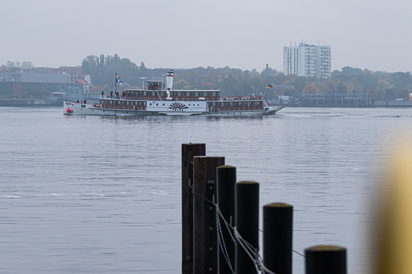 Hallo zusammen,

dieses Bild fängt eine ruhige Szene auf dem Wasser ein. Ein traditionelles Passagierschiff zieht gemächlich vorbei, während die Stadt im Hintergrund in einem sanften Dunst verschwindet. Die Komposition ist bewusst einfach gehalten, um die Stille und Weite der Szene zu betonen.

Die vertikalen Linien der Poller im Vordergrund bilden einen interessanten Kontrast zu den horizontalen Linien des Schiffes und des Horizonts. Das gedämpfte Licht und die grauen Farbtöne verleihen dem Bild eine melancholische Atmosphäre.

Ich habe dieses Foto mit der Canon EOS 7D Mark II und dem Tamron 70-200mm Objektiv bei einer Brennweite von 70mm aufgenommen. Die offene Blende von f/2.8 ermöglichte es mir, das Schiff scharf abzubilden und den Hintergrund leicht zu verschwimmen. Die extrem kurze Verschlusszeit von 0.0008 Sekunden sorgte dafür, dass die Bewegung des Schiffes eingefroren wurde.

Was empfindet ihr beim Betrachten dieses Bildes? Welche Geschichten erzählt es euch?

#Schiff #Passagierschiff #Wasser #Stadt #Natur #Fotografie #GrabYourCam #70200mm #f28 #Canon #Tamron #Reise #MaritimeFotografie #Stimmungsvoll #Ruhe #Wasserstraße #Dunst #Landschaftsfotografie #Boat #Cityscape #Water #LandscapePhotography